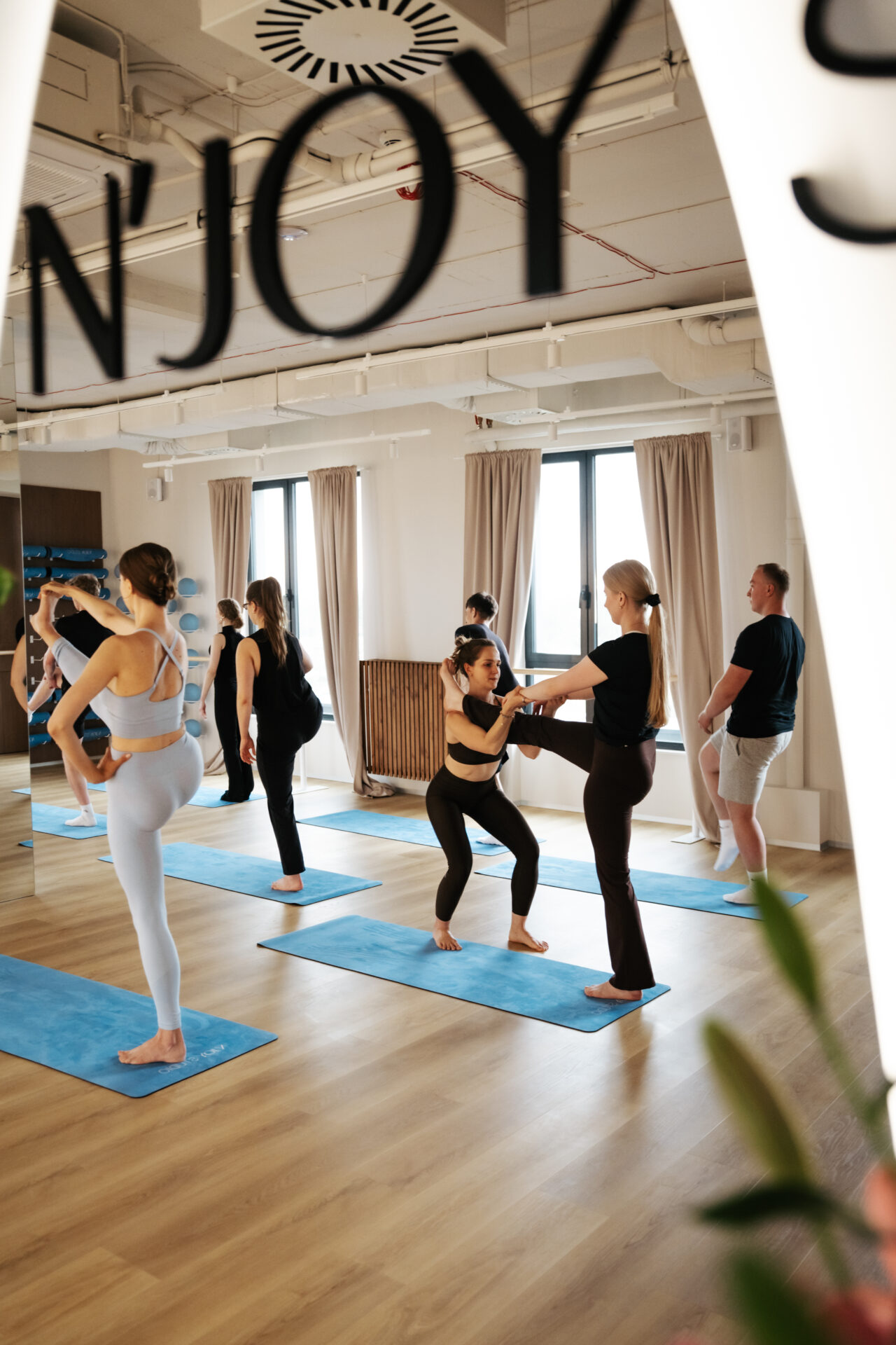grupa osób podczas jogi vinyasa w N'JOY STUDIO w Lublinie